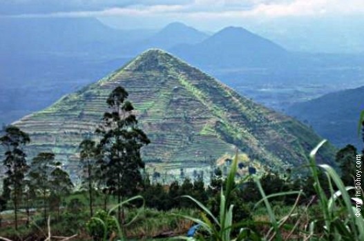 Indonezija-piramide