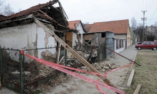 srb-ns-kuce-za-rusenje